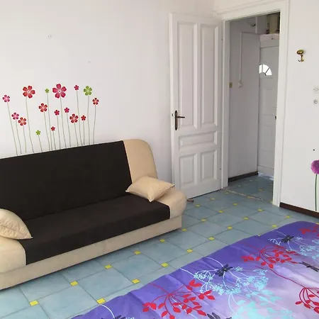 Anita Near Kantrida *